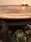Nydelig pyntebord i svart og gull thumbnail