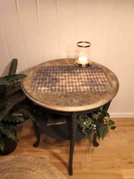 Nydelig pyntebord i svart og gull